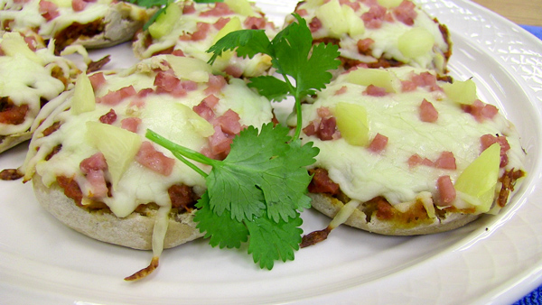 mini pizzas with pineapple and ham